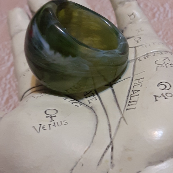 Vintage Mod Domed Lucite Green Marbled Ring size 7 - Picture 2 of 5